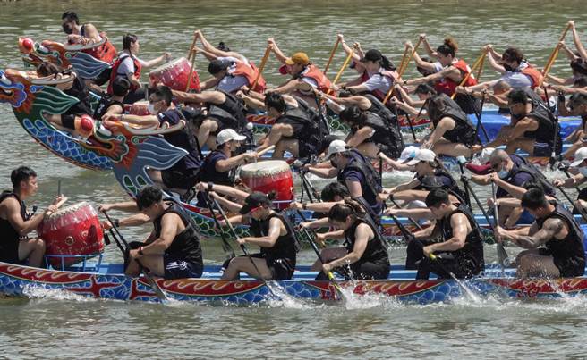 台北國際龍舟錦標賽3日在台北大佳河濱公園登場，參賽隊伍鳴槍後奮力划槳爭取勝利。（黃子明攝）