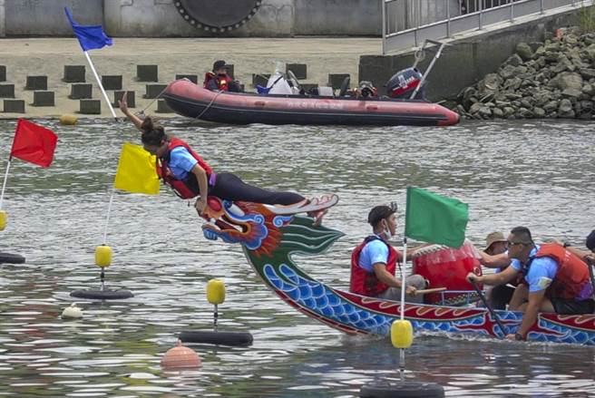 台北龙舟赛参赛队伍抵达终点夺标抛旗。（黄子明摄） 