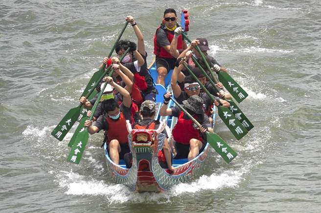 台北龍舟賽參賽隊伍奮力划槳前進。（黃子明攝） 