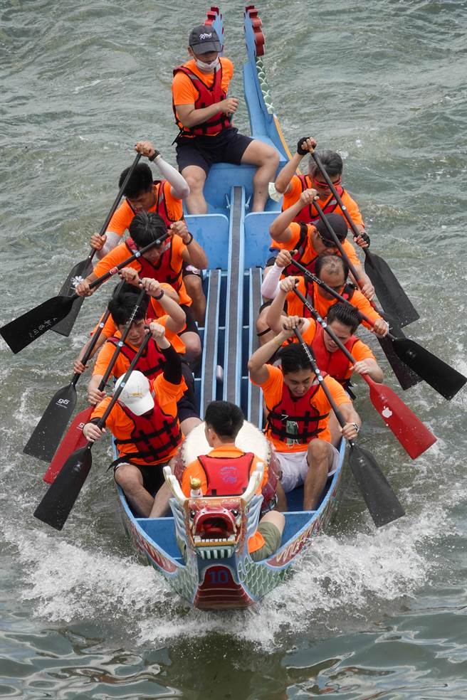 台北龙舟赛参赛队伍奋力划桨前进。（黄子明摄） 