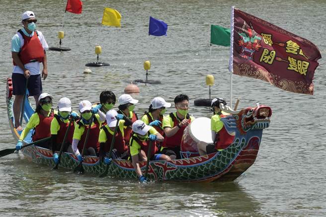 视障人士与陪跑员组成「睁一只眼闭一只眼」队，克服身体限制完成台北市龙舟比赛。（黄子明摄） 
