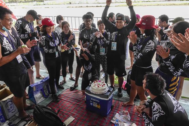 参加台北龙舟赛队伍成员在比赛现场为队员庆生。（黄子明摄）