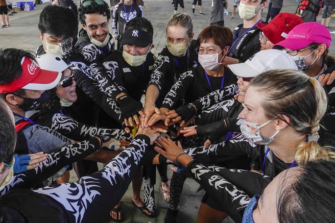 2022台北国际龙舟锦标赛3日在台北大佳河滨公园揭幕，参赛队伍赛前呼口号互相打气。（黄子明摄） 