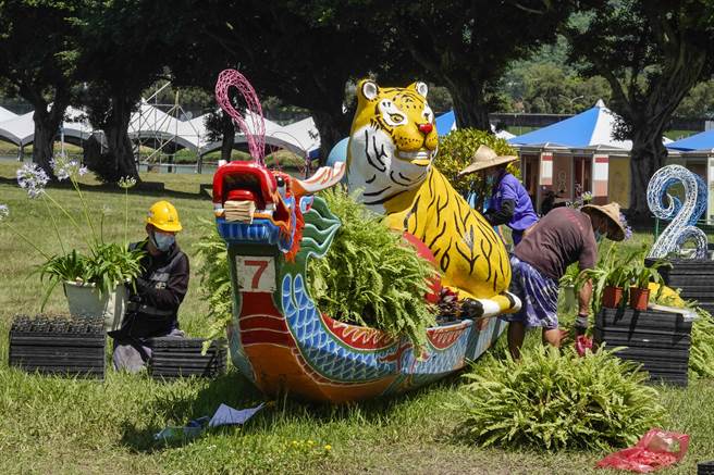台北市工务局公园处人员赛前布置龙舟园艺造景，为龙舟比赛增添热闹气氛。（黄子明摄）