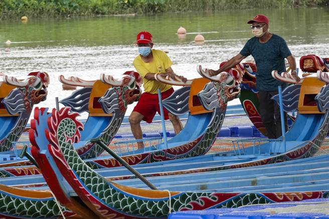 台北市体育局工作人员在龙舟比赛现场整理龙舟，以利参赛队伍使用。（黄子明摄）