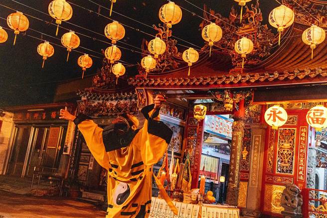 蔡淑臻拍攝時誤吞柴油險噴火。（公視提供）