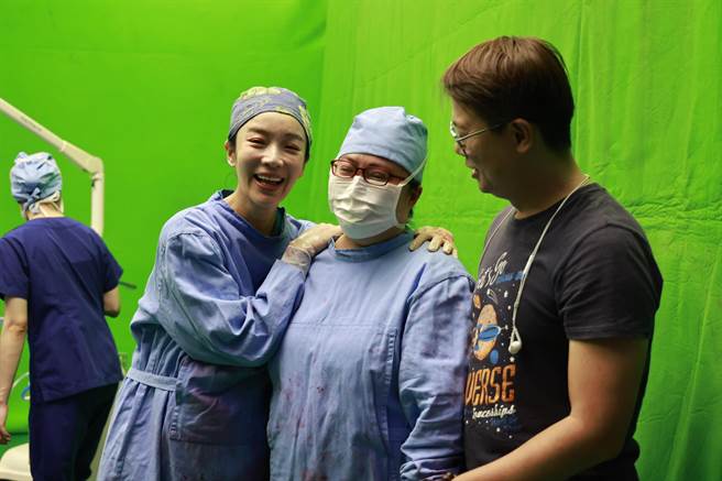 女主角蔡淑臻（左起）、原著作者小劉醫師、導演賴孟傑。（公視提供）