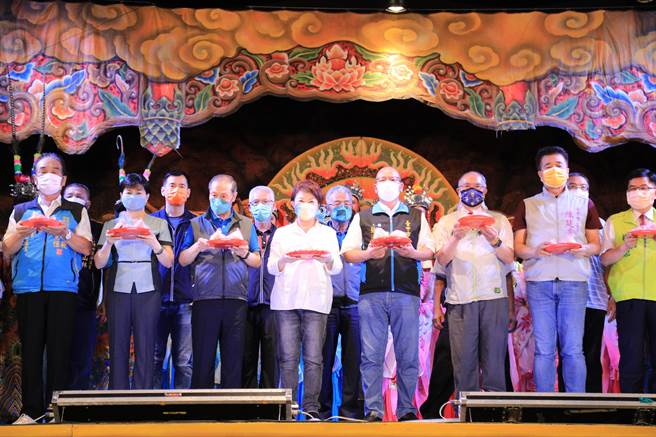 市长卢秀燕今晚出席活动，感谢明华园戏剧总团在端午佳节带来精彩演出，邀请民眾来一起支持传统艺术。(台中市政府提供)