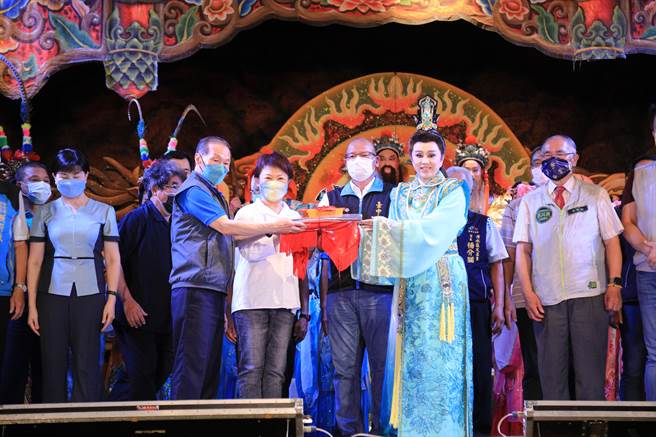  市长卢秀燕今晚出席活动，感谢明华园戏剧总团在端午佳节带来精彩演出，邀请民眾来一起支持传统艺术。(台中市政府提供)