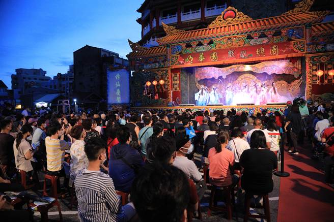 今晚第4场「传统艺术巡演活动」，演出经典剧目《刘全进瓜》，明华园以创新表演形式，为传统戏曲注入新生命。(台中市政府提供)