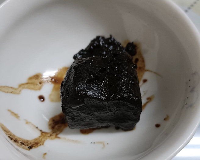 该名女网友嚐了一口变黑的豆腐乳，发现味道更加回甘。（图／翻摄自脸书社团厨艺公社）