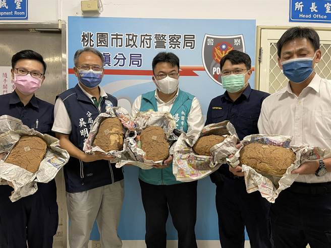 為感謝平鎮分局員警辛勞，市議員楊家俍（中）送土窯雞替留守同仁端午加菜。（平鎮分局提供／蔡明亘桃園傳真）