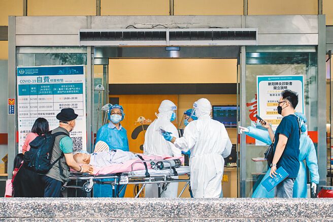本土疫情严峻，考量部分中、重症个案经过适当治疗后，症状已缓解，中央流行疫情指挥中心宣布，PCR的Ct值介于27~30，或是PCR检验结果为阴性或Ct值≧30，就可解除隔离；图为长者就医，家属在急诊室外焦急等待。(郭吉铨摄)