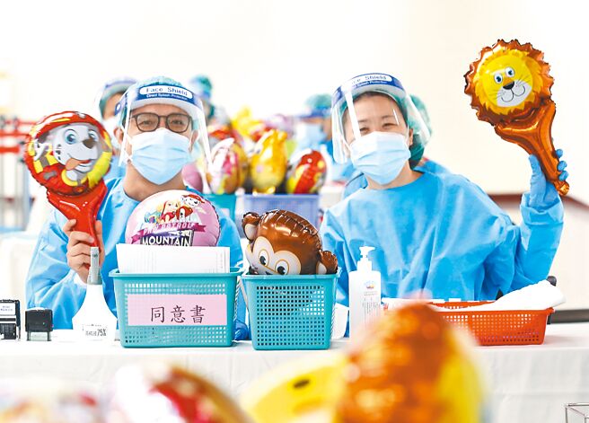 卫福部传染病防治谘询会预防接种小组（ACIP）召集人李秉颖表示，没想到确诊孩童脑炎这么严重，也没想到那么多人在5天内需要服药，唯一可以预防儿童脑炎的就是预防感染。图为中正纪念堂儿童BNT疫苗接种站，医护人员准备许多汽球给小朋友安抚打针的恐惧。（陈俊吉摄）