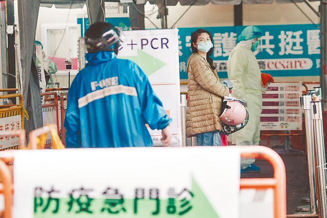 卫福部粉专昨日下午公布全台确诊数据，累计确诊数一度误植，引发网友炮轰。图为北市联合医院外的防疫急门诊。(郭吉铨摄)