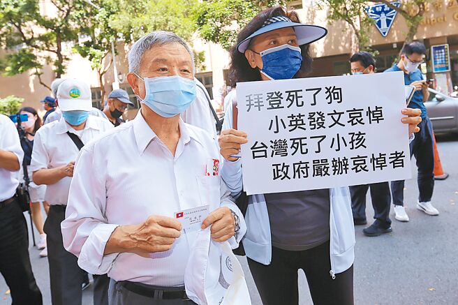 中华民国八百壮士捍卫中华协会发起「声援全民行动，打倒贪腐官员，清算陈时中，公审食药署」活动，前卫生署长杨志良（左）、前新闻局长锺琴（右）到场声援。（黄世麒摄）