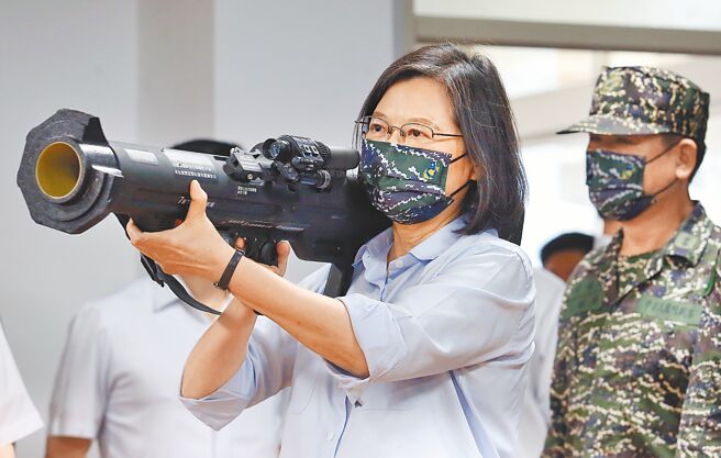 端午节前夕，蔡英文总统2日前往下湖西营区，慰勉海军陆战队官兵，视察武器装备时拿起国造红隼反装甲火箭试瞄。（资料照／范扬光摄）