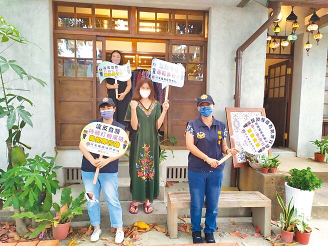 跟踪骚扰防制法6月1日施行，为让民眾了解如何防范跟踪骚扰，屏东县警察局各分局展开街头宣导。（屏东县警局提供）