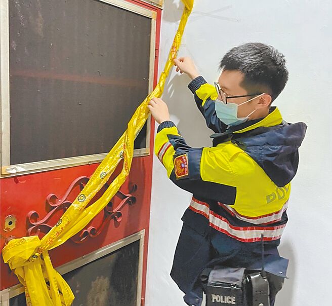 基隆市 七堵区黄姓父女陈尸家中，警方封锁现场进行调查。（基隆市警局提供／张志康基隆传真）