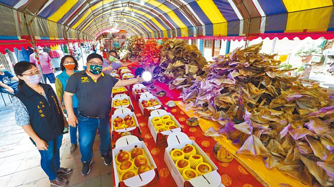 嘉义县布袋镇新塭嘉应庙九龙三公圣诞，信徒摆出千斤鱼翅，立委蔡易余（右）直说「不得了」。（民眾提供／张亦惠嘉县传真）