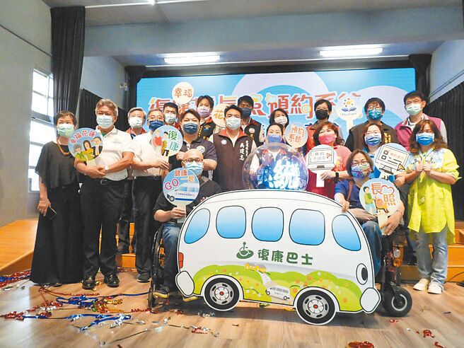 「花莲县復康暨长照民眾网路订车系统」昨正式上线，民眾除了用电话预约復康或长照巴士接送，也能透过电脑或手机上网预约，大幅增加便利性。（罗亦晽摄）