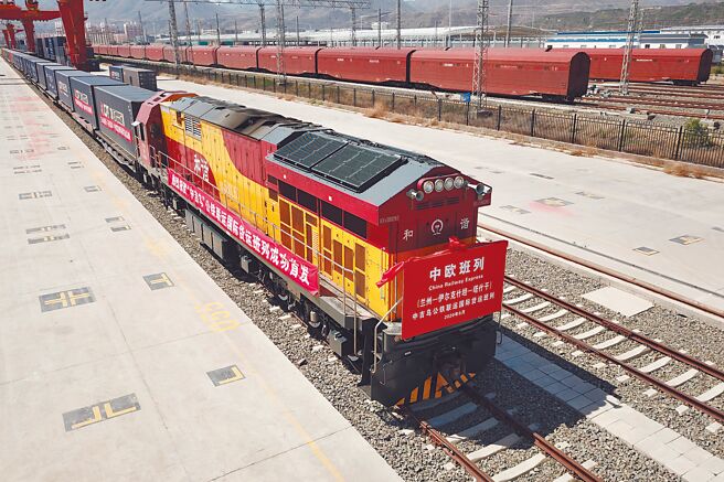 规画多年的中吉乌铁路能于明年开工，学者分析，中俄共同面对美国施压，有需要彼此之处。图为中吉乌公铁联运国际货运班列于甘肃兰州准备发车。（新华社）