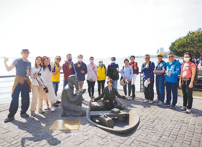 新北市立圖書館淡水分館與在地單位合作推出「閱讀馬偕」，帶民眾認識這位人文拓荒者。（淡水旅學堂提供／呂健豪新北傳真）