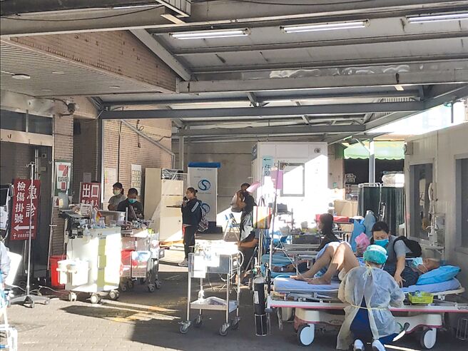 近日屏东基督教医院急诊室外排满病床，民眾见状忧心是否病房不足，屏基2日澄清，病床是供轻症者候诊休息使用，强调床位充足。（谢佳潾摄）