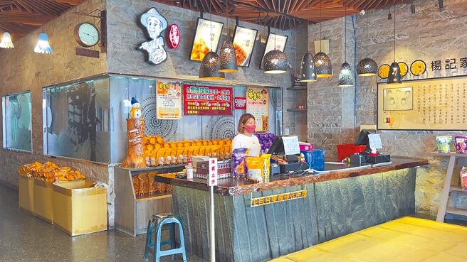 台东伴手礼店业者表示，疫情影响，业绩长期低迷，希望国旅补助能带动商机。（蔡旻妤摄）