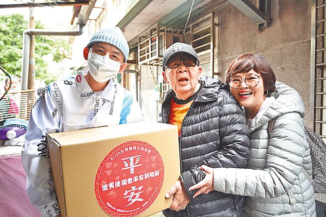 黃子佼（左起）曾和資深藝人林松義、台灣優質生命協會秘書長紀寶如贈送防疫箱給獨居老人。（台灣優質生命協會提供）