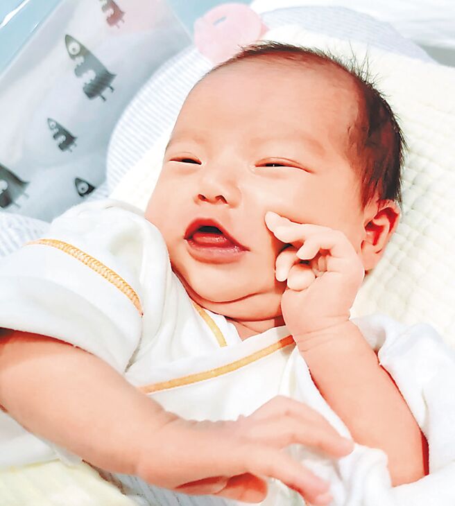 黃子佼昨於傍晚5點19分準時Po出女兒可愛照。（摘自臉書）