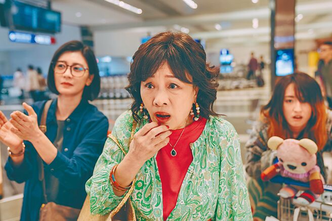 由賈靜雯（左起）、比莉、柯佳嬿主演的愛情喜劇《媽，別鬧了！》上架時間正式曝光。（Netflix提供）