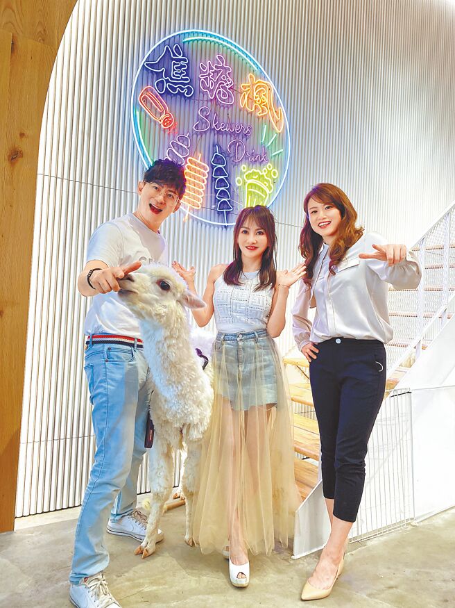 王宥忻老公翁承旭（左起）、王宥忻昨帶著羊駝為好友陳妍霖開店站台。（焦糖楓提供）