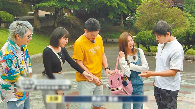 蔡黄汝（右二）当王仁甫（左起）、峮峮、许孟哲以及孙协志的保母。（中视提供）