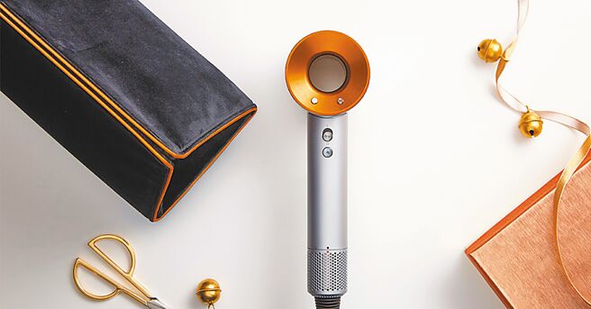 新光三越Dyson Supersonic全新版抗毛躁吹风机HD08，特价1万4600元，88折。（新光三越提供）
