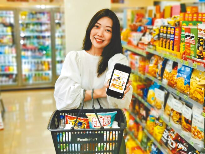 全家门市推百大指定零食、饮料两件享66折优惠。（全家提供）