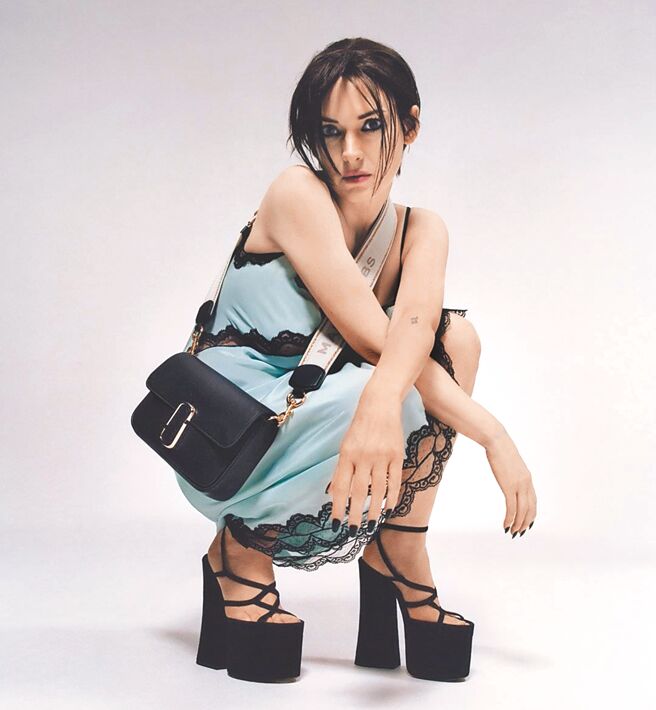 Marc Jacobs邀请薇诺娜瑞德主演最新包款广告。（摘自品牌官网）