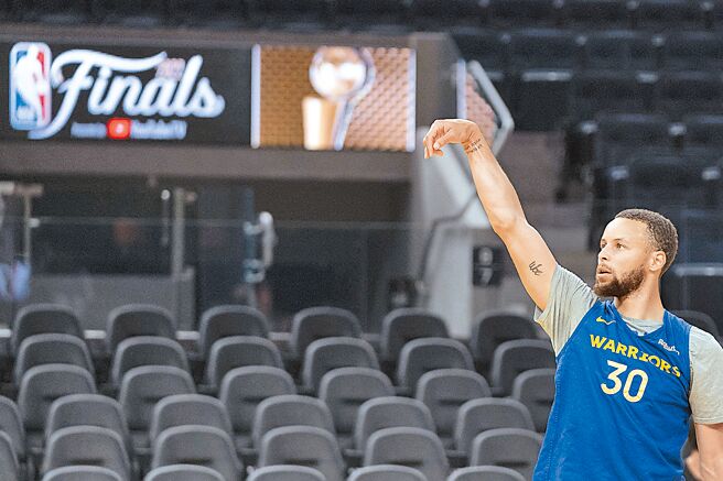 ESPN在总冠军赛前夕找来20位专家预测冠军谁属，其中多达15人看好勇士。（路透）