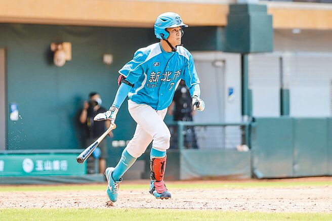 新北市邱鑫单场3支2，包含高中生涯首轰，贡献2打点、2得分。（中华棒协提供）