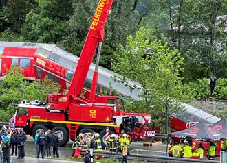 德國南部列車出軌至少4死30傷 疑技術故障所致