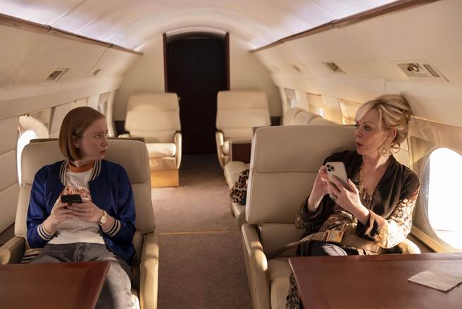 珍史玛特（右）与汉娜爱宾德间的「暗黑师徒关系」在《天后与草莓》第2季中持续展开。（HBO GO提供）