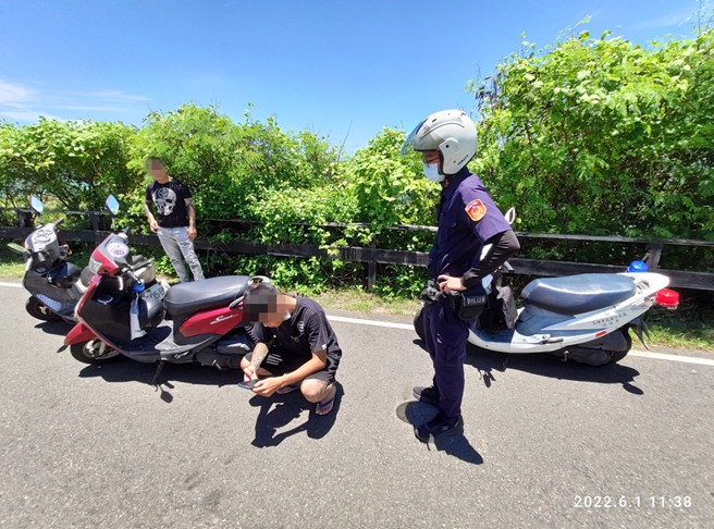 去海邊兜風未戴安全帽走小徑，警鷹眼攔查後發現「是通緝犯」，男子傻問:真的嗎？(戴志揚翻攝)