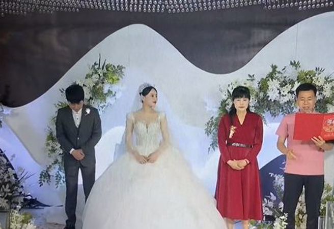 婚礼现场，男方全程低头不笑，引起宾客讨论。（图／翻摄自微博）