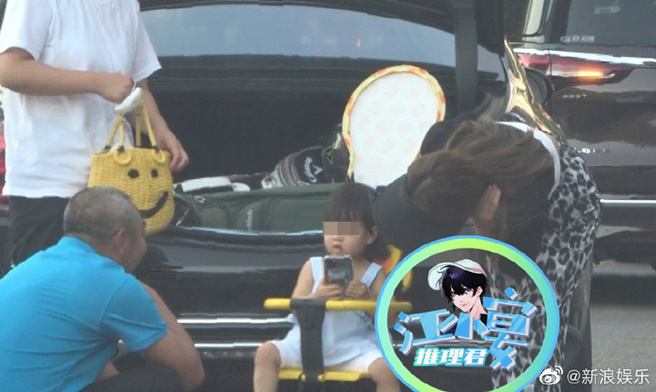 釋小龍妻女照片曝光。(推理君江小宴微博)