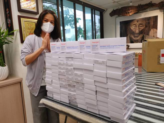 无党籍立委高金素梅与民眾捐赠的爱心物资。（图／取自高金素梅脸书）