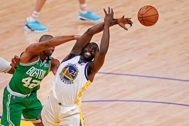 卓雷蒙格林(右)在总冠军赛G1表现确实不太理想。(路透资料照)