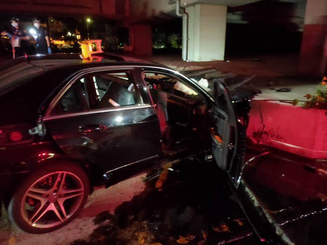 竹东镇竹中火车站前发生轿车自撞桥墩车祸。（新竹县消防局提供／罗浚滨新竹传真）