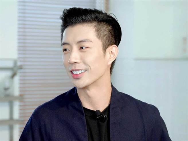 廖允杰（小杰）日前上好友Eddie的網路節目《莫札特餐酒館》。（東森提供）