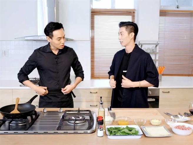 為配合Eddie的料理節目主題，廖允杰還自備一件日式的和服罩衫。（東森提供）