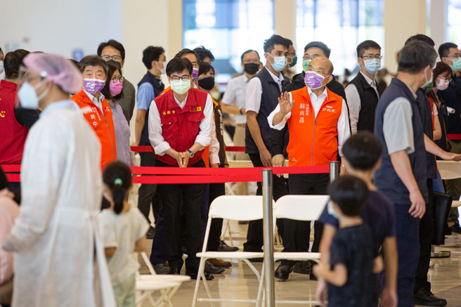 行政院长苏贞昌3日上午到高雄展览馆视察孩童大型疫苗施打站，卫福部长陈时中、高雄市长陈其迈陪同。（资料照/袁庭尧摄）